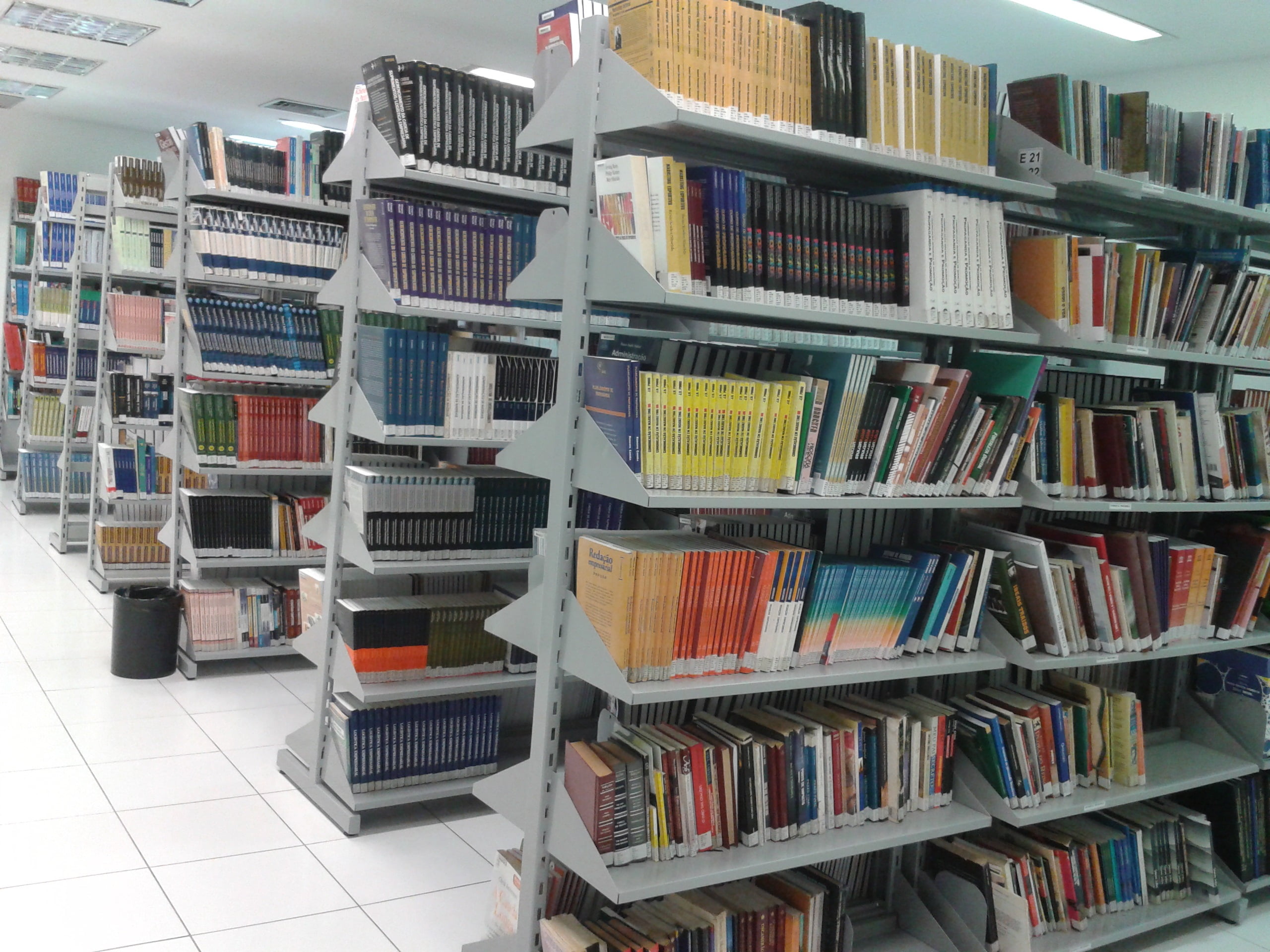 Biblioteca mostrando diversas estantes de livros