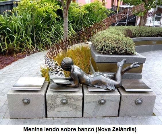 Menina lendo sobre banco, Nova Zelândia