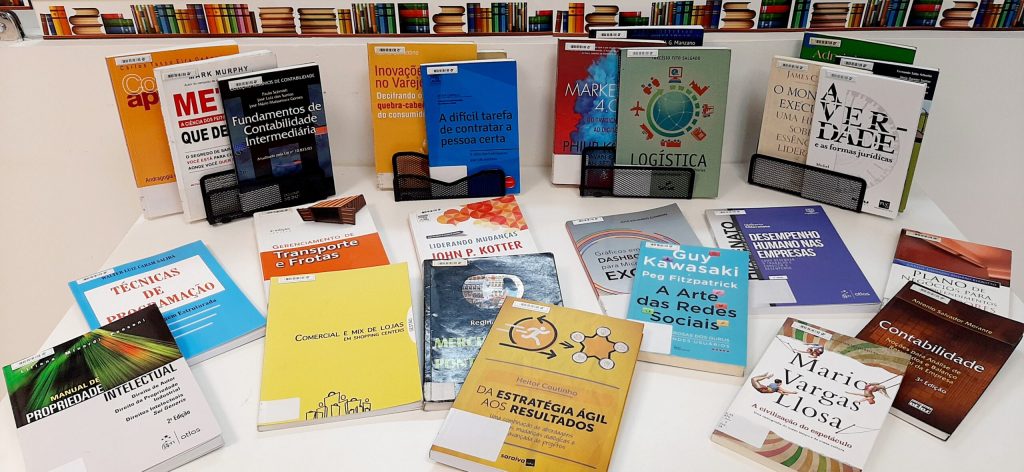 Livros expostos na Biblioteca da Faculdade CDL no Dia Mundial do Livro